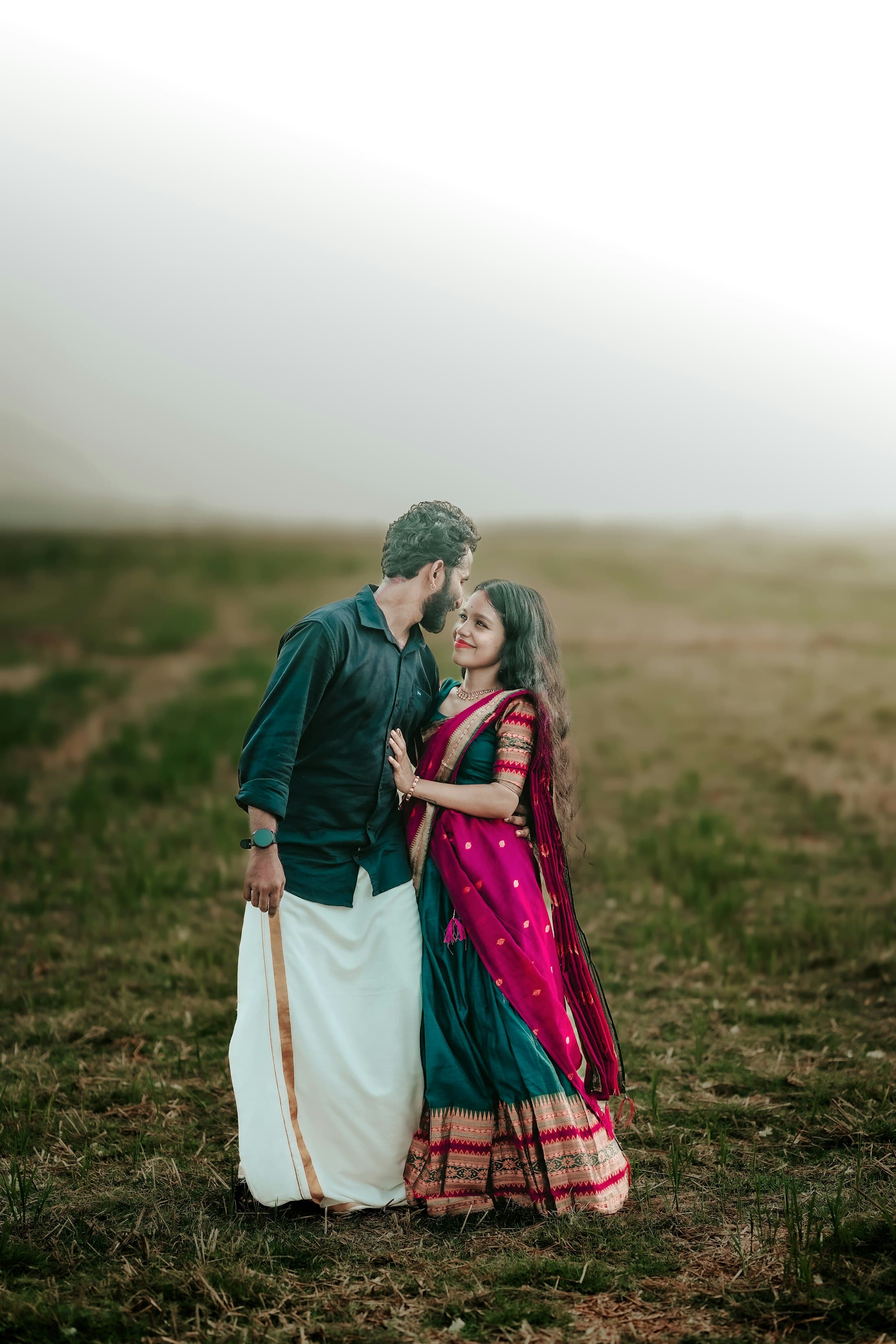 ಮಂಜಿನ ಹೊಲದಲ್ಲಿ ಜೊತೆಯಾಗಿ ನಡೆಯುತ್ತಿರುವ ದಂಪತಿ